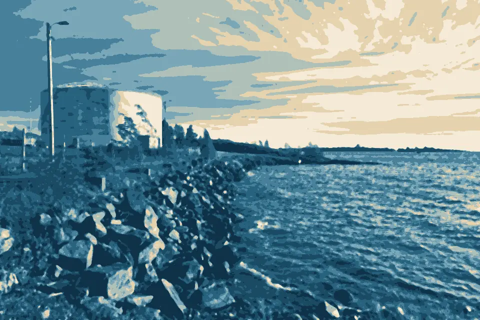 Haakoninlahti: Coast by the oil silo in Kruunuvuorenranta, Helsinki, Finland, 2021