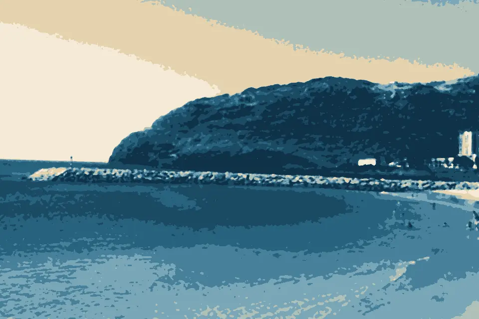 Praia Machico: Perto da praia de Machico (areia) - panoramio