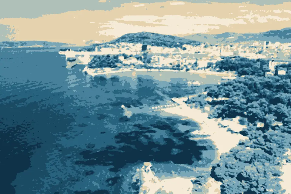 Uvala Bačvice: Luftbild vom Strand Ovcice mit Strand Bacvice im Hintergrund, Split, Kroatien (48608224688)